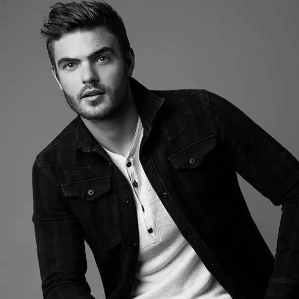 Alex Roe And His Low-Key Life Where He Wants Fans But What About Wanting A Girlfriend? Married